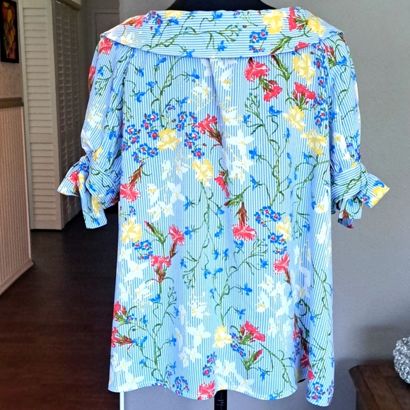 Cool, soft 100% Rayon, cute button-up floral blouse in size XL for comfort. - Picture 4 of 8